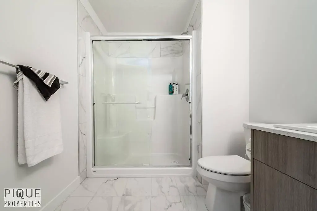 Holiday home *New*Chic Modern Home*King Bed*Foosball*Sleeps 8! Edmonton Canada